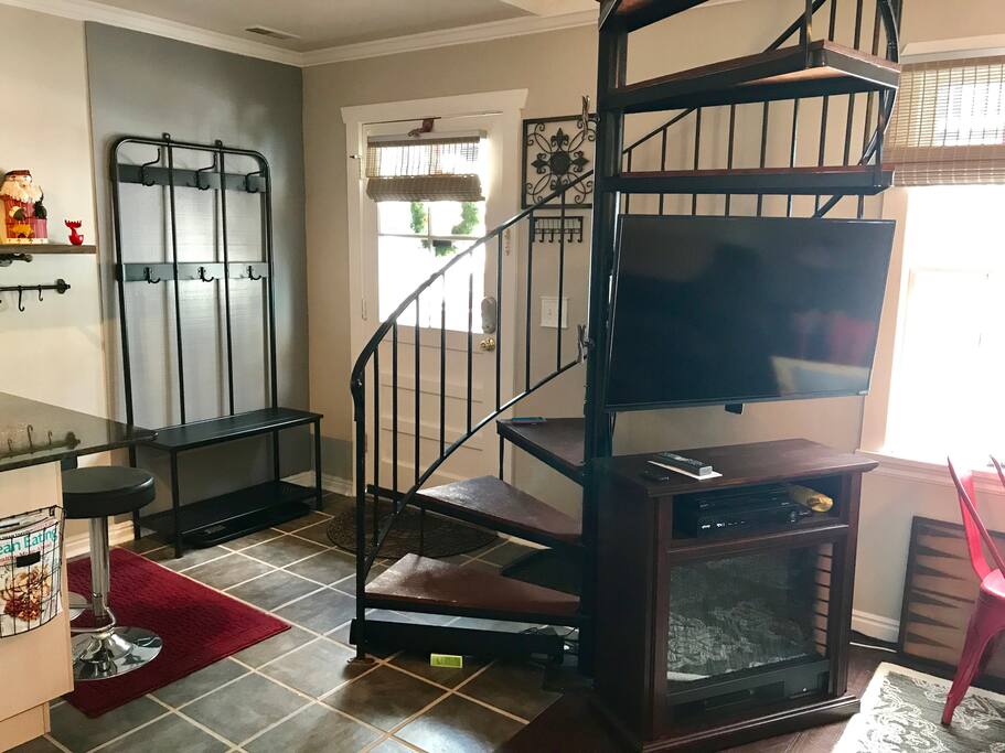Entry and swivel TV with cozy fireplace