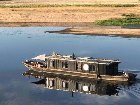 Beautiful boat 18m x 4.35m with wood burning stove