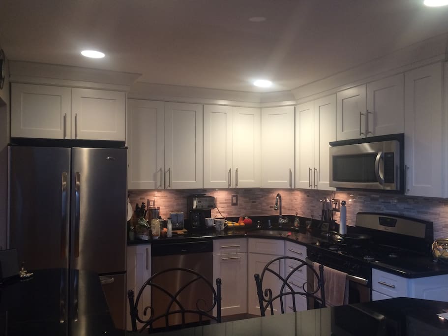 1st floor: Fully stocked kitchen w breakfast bar seating