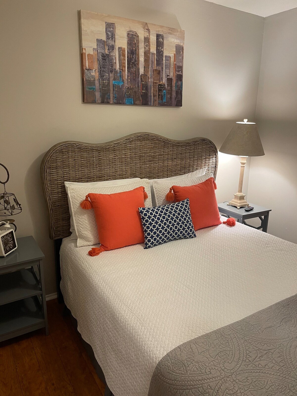 Segundo dormitorio con TV y armario. Esta habitación también tiene cargador de teléfono y ventilador de techo. Un ventilador extra está en el armario junto con mantas extra. 