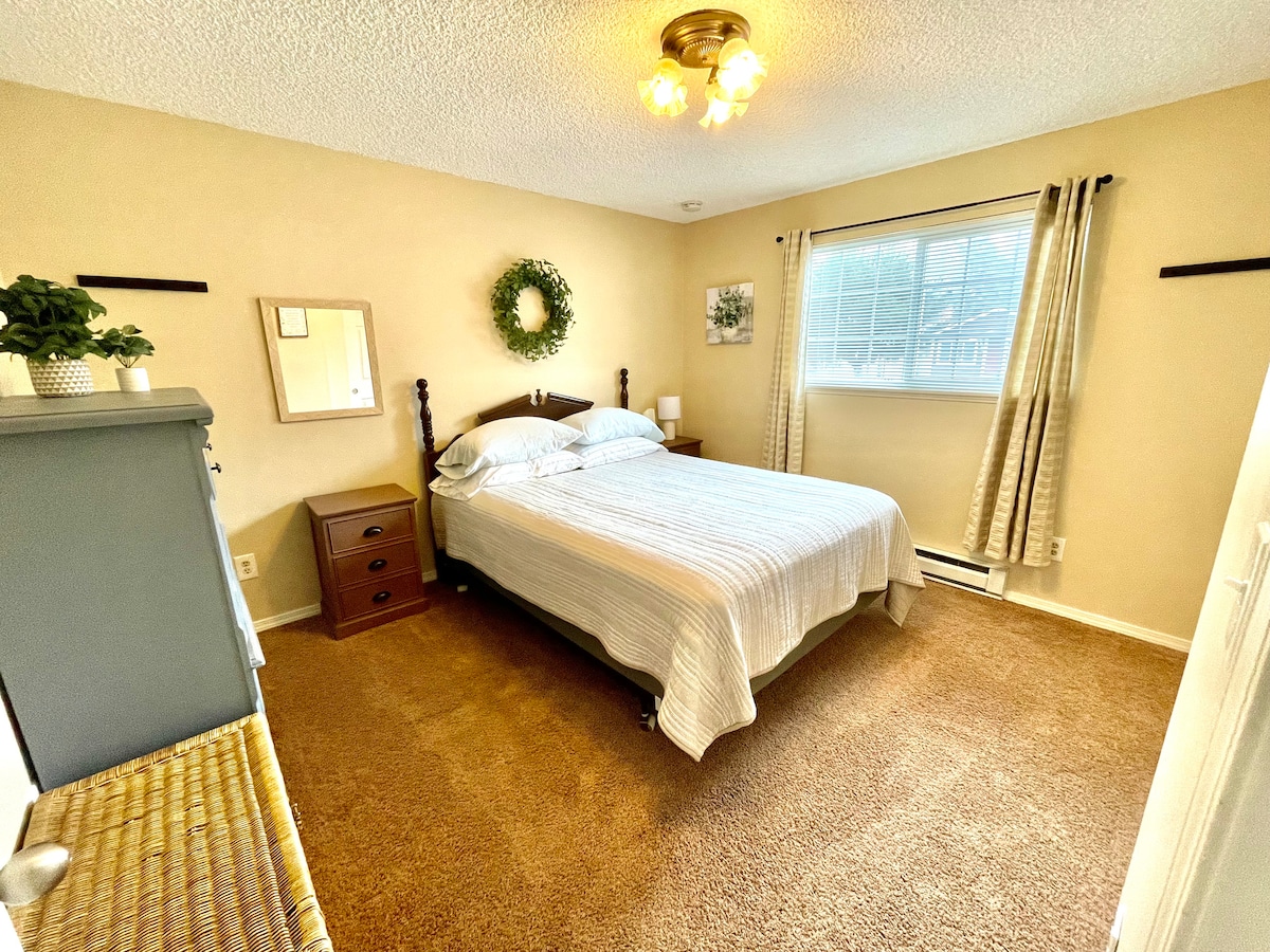 Მთავარი საძინებელი 152 × 203 სმ ზომის საწოლით