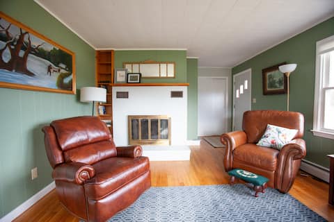 Renovated 5BR Farmhouse-King beds, Ski, Hike, Ride