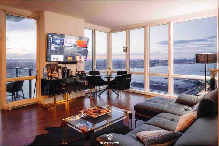 Luxury 2 Bedroom High-Rise Apartment Times Square gallery image 3