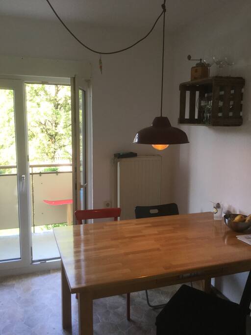 Esstisch mit anschließendem Balkon