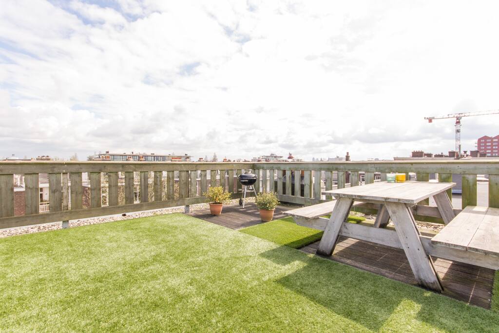 have your morning coffee/ breakfast/lunch/ dinner on the roof with great views over Amsterdam