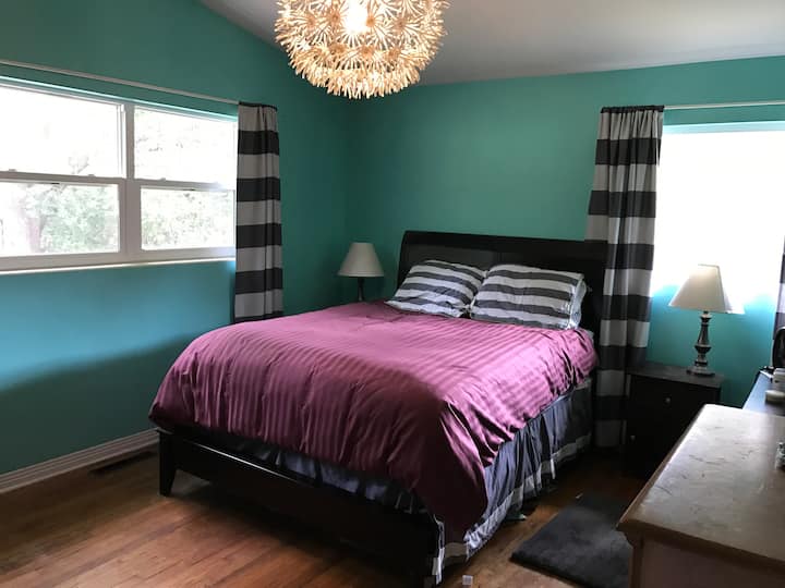 Hlavná spálňa s manželskou posteľou Queen