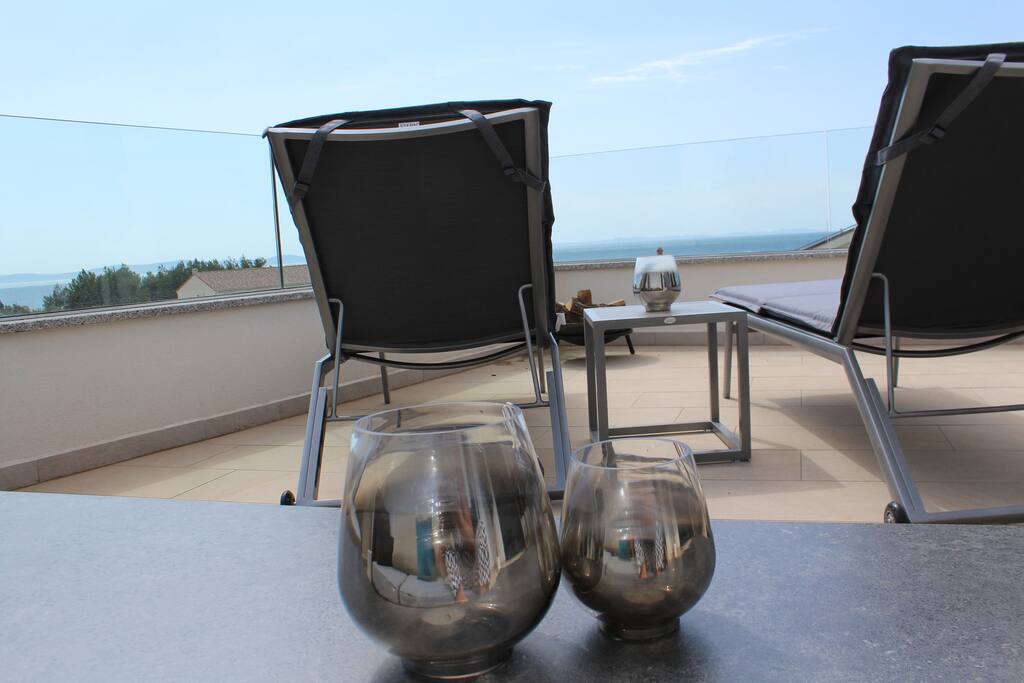 Ausblick Terrasse beim Sonnenbaden - Penthouse Feelings