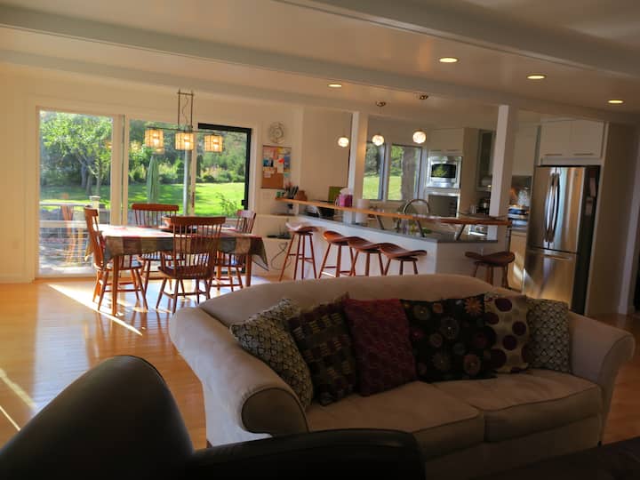 MH ชั้น 1: พื้นที่นั่งเล่นและพื้นที่รับประทานอาหารแบบเปิดโล่ง เฟอร์นิเจอร์ทุกชิ้นทำจากไม้เชอร์รี่ มีราคาแพงและใช้งานได้ดีมาก