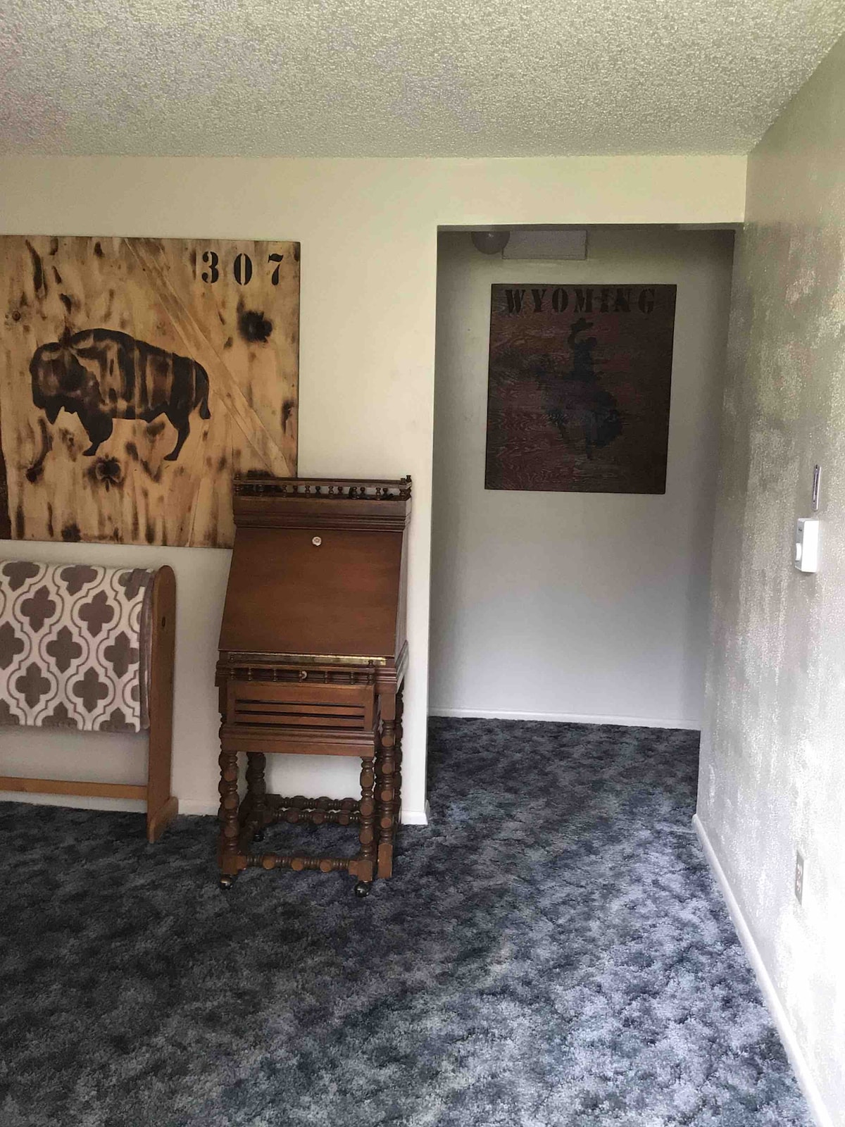 ما تراه عند فتح الباب. 