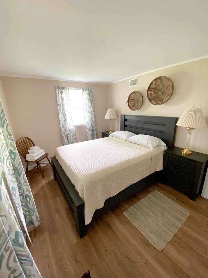 1号卧室配有1张1.8米宽双人床和全尺寸衣柜。