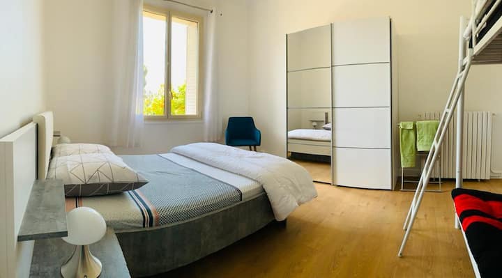 Dormitorio 1. Colchón y ropa de cama nuevos. Se proporcionan sábanas, edredón, almohadas y fundas.