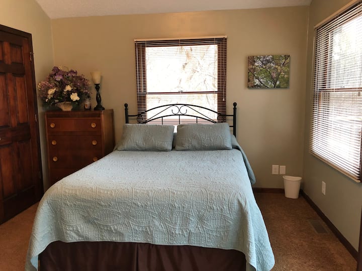 Cama tamaño queen en el dormitorio del nivel principal