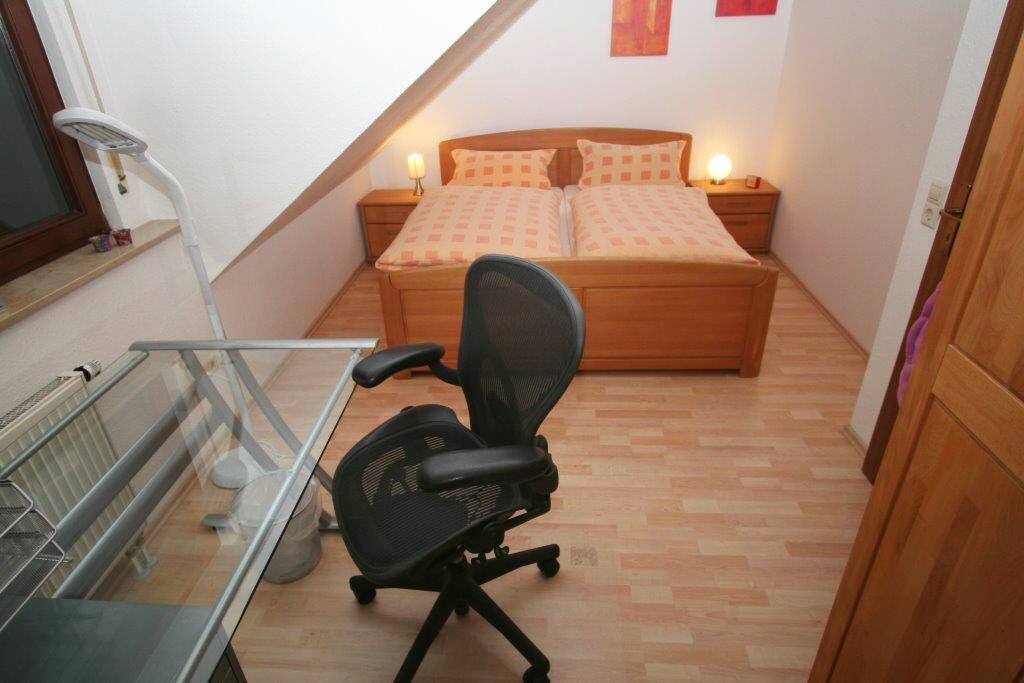 Schlafzimmer mit Arbeitsplatz