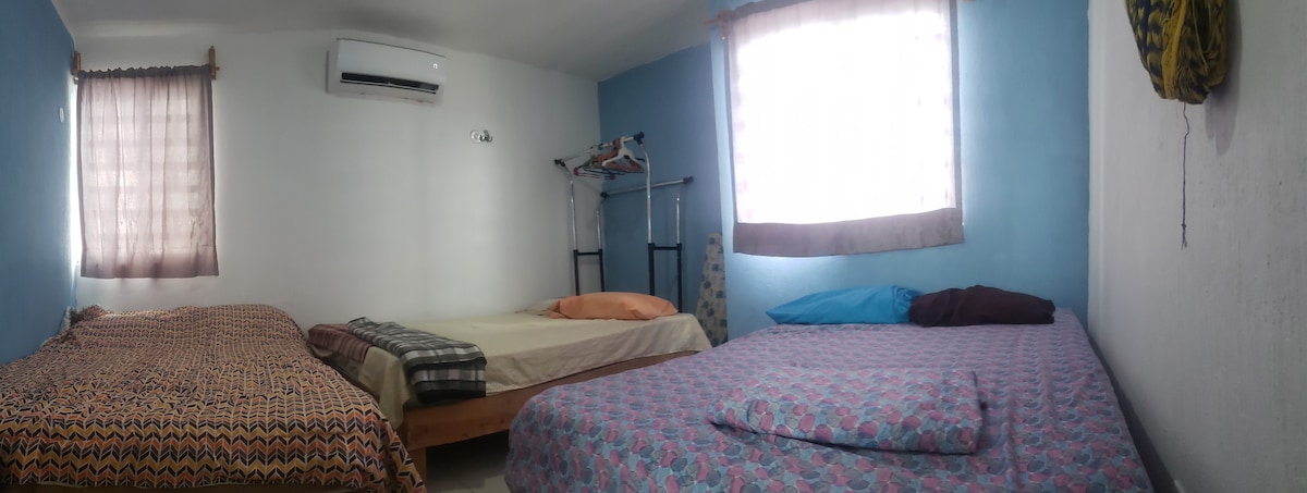 habitación en la planta baja, cuenta con 3 camas matrimoniales, 1 hamaca y aire acondicionado.