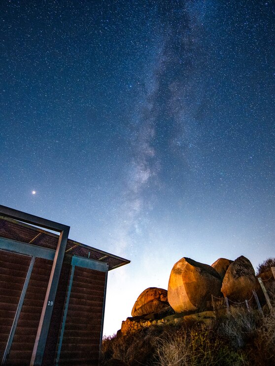 Show full-screen, host-provided image