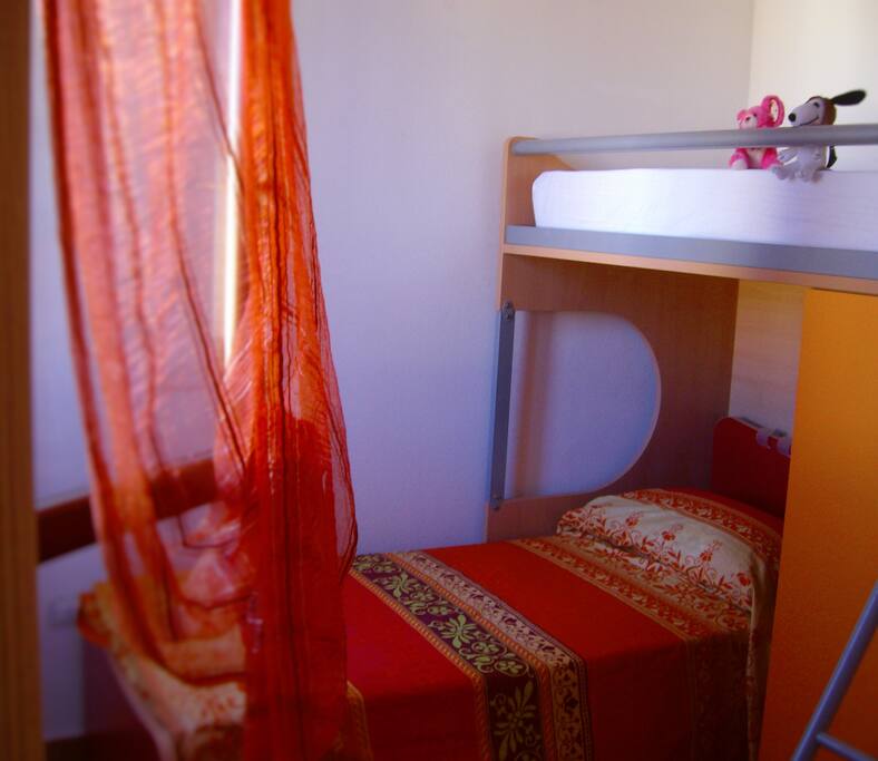 camera con letto a castello e armadio