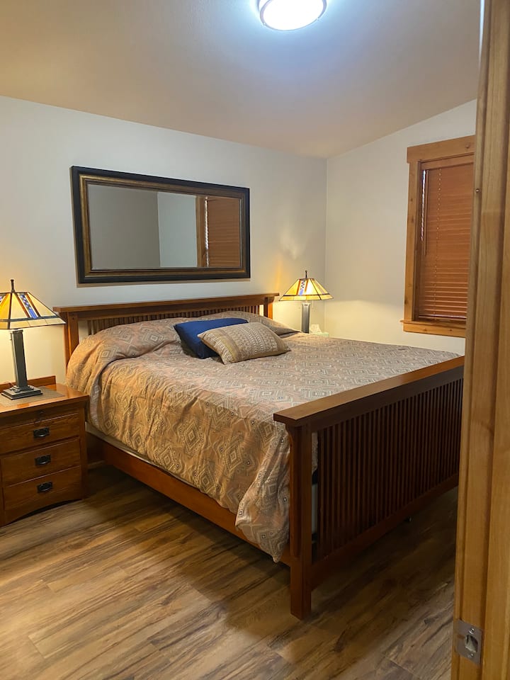 Chumba bora cha kulala, kilicho na kitanda cha KIFALME kilicho na godoro la povu la kumbukumbu lenye starehe sana na matandiko yote mapya.