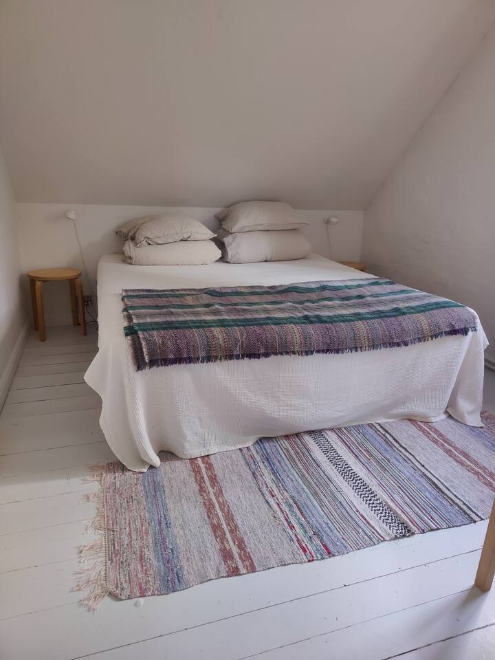 Საძინებელი დასავლეთისკენ.