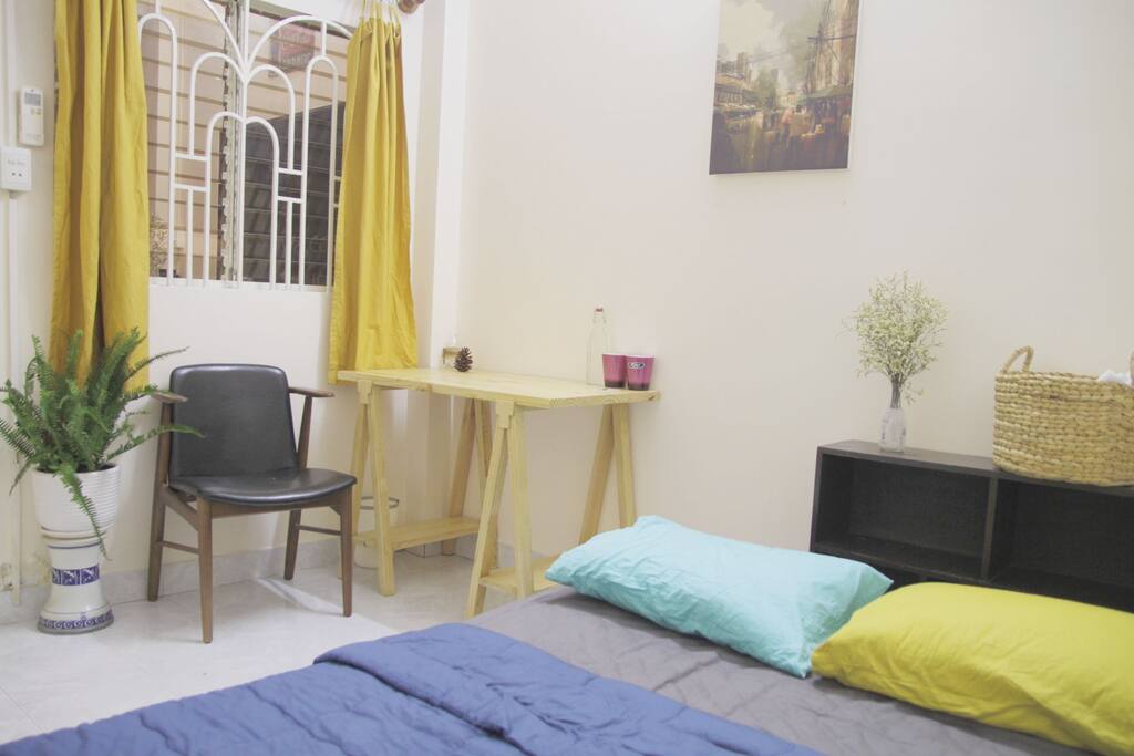 Cozy Room down stair, with double Bed, laptop friendly working table and window to the living room.