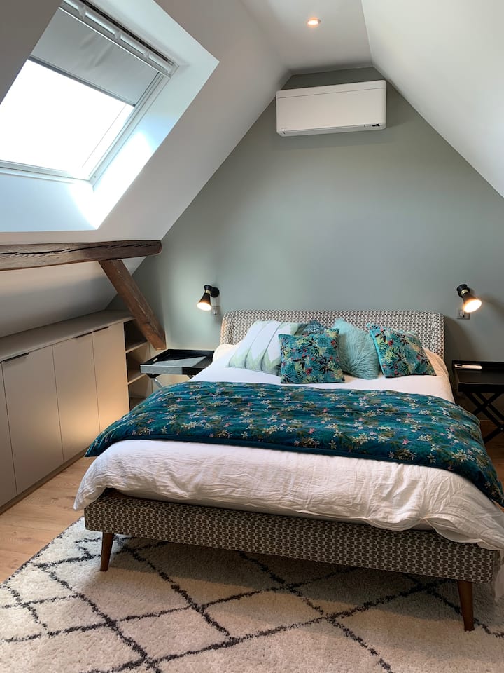 Cocoon och trendigt rum...luftkonditionering, premium sängkläder, vattenpunkt. 160 säng och 90 extra madrass under ramperna. Plats för 3 personer möjligt.