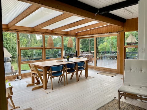 Bright cottage with large garden close to beach and surf