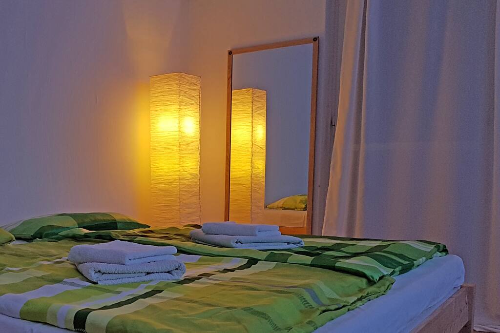 Ich stelle Dir gern Handtücher und einen sehr sauberen Raum zur Verfügung. I offer you towls and a well cleaned room.