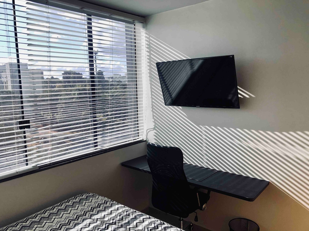 โต๊ะทำงานพร้อมเก้าอี้หมุนและควบคุมและทีวีขนาด 42 นิ้วพร้อม YouTube, Netflix, Prime และ HBO Max