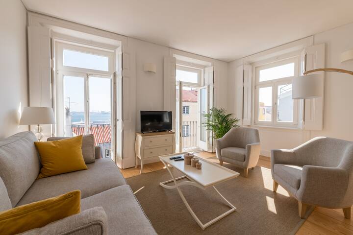 Alfama by the cathedral gallery image 3