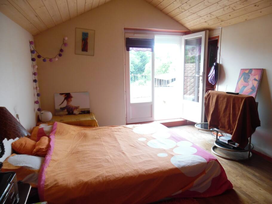 Chambre donnant sur une terrasse