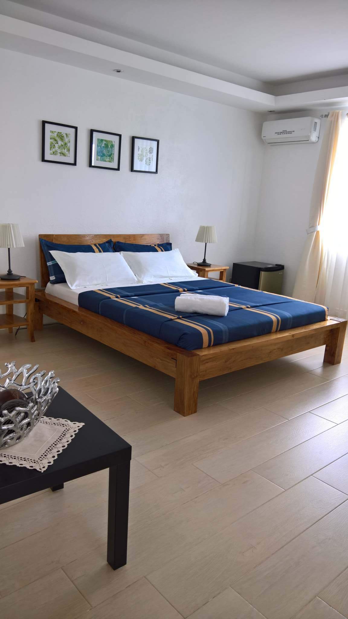 2. 1楼设有带套房浴室和阳台的主卧室