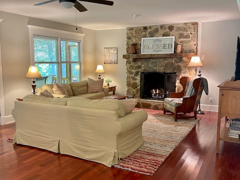Popular Airbnb listing: Linville cabin-Central location w/ paved access! in Linville