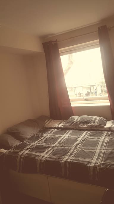 Private room - double bed with 4 pillows