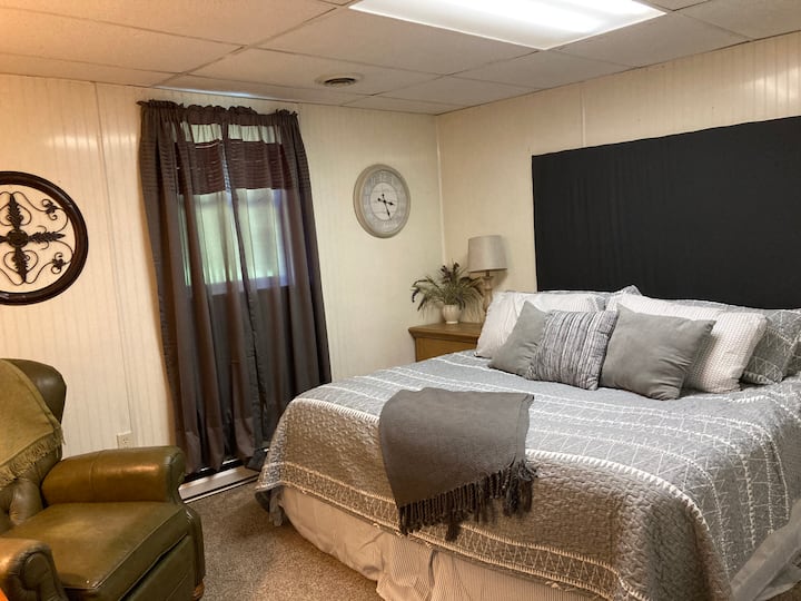 חדר שינה עם מיטת קינג - סייז נוחה וכיסא נוח