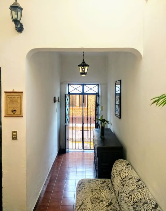 OTRA VISTA DE LA ENTRADA A LA CASA.