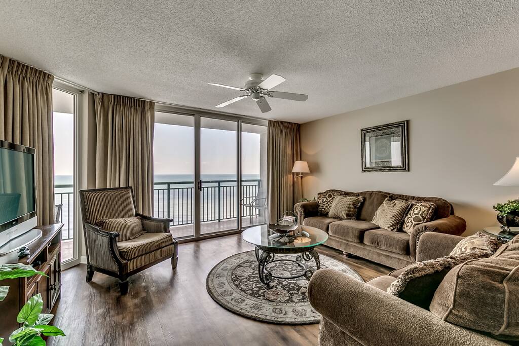 Couch,Furniture,Chair,Indoors,Room