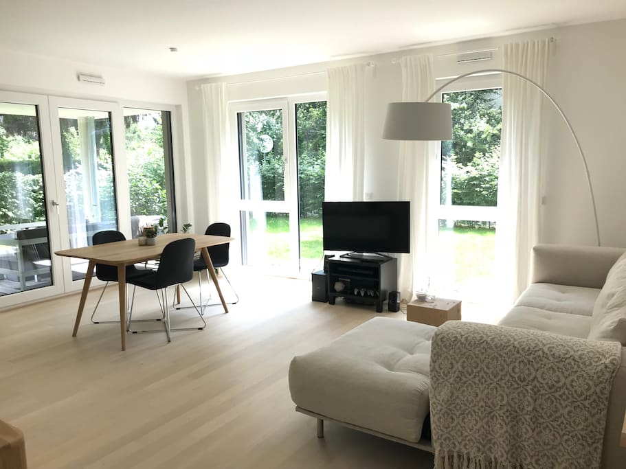 Wohnzimmer (Sofa, Sideboard, TV + Netflix, Esstisch mit 4 Stühlen)