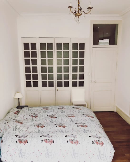 Chambre à coucher avec verrou, literie 2 places haut de gamme et placard de rangement disponible.