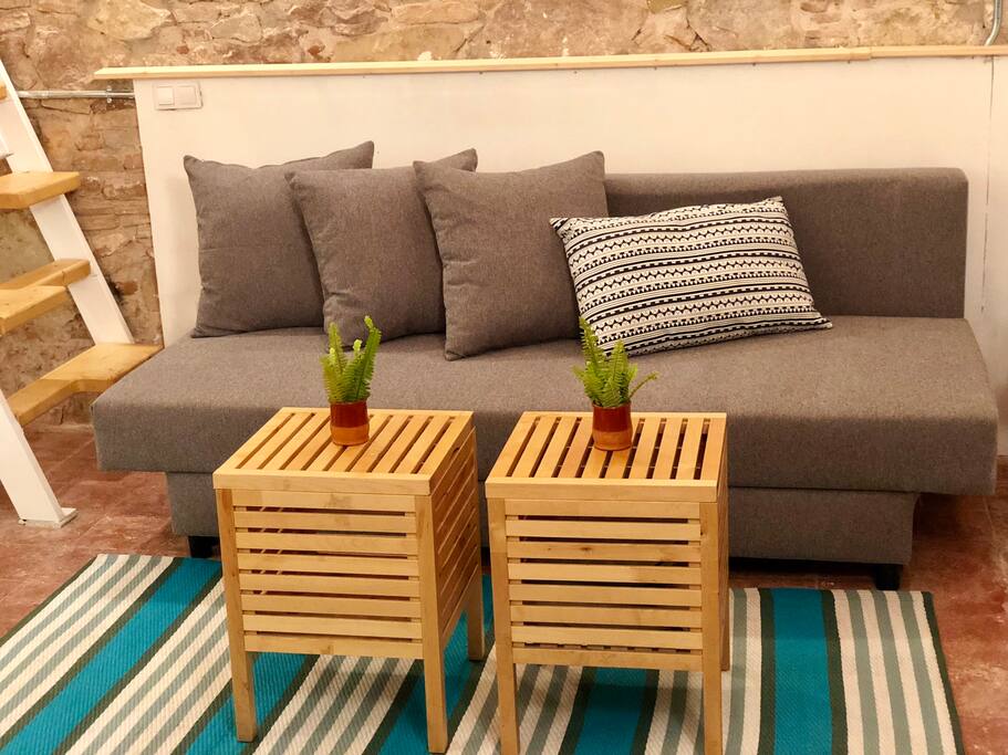 Sofa cama. Dos plazas. Incluye además un colchoncillo, funda nordica, sábana bajera y fundas almohadas. Las mesitas son dos conteneddores. El dormitorio dispone de dos camas, con clochones de muelles y viscolastica, muy confortables, firmeza media y tejidos transpirables.