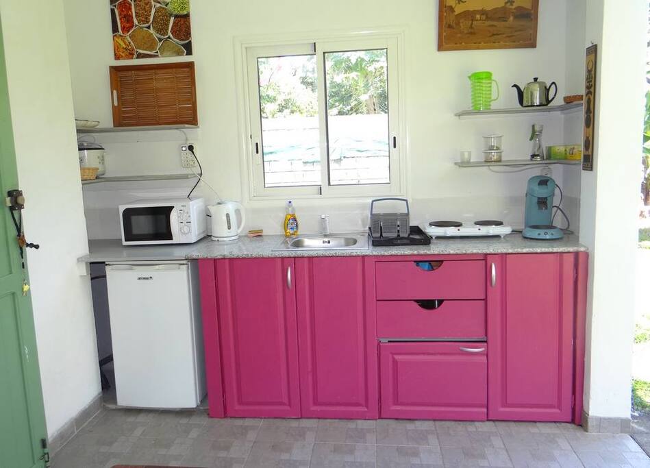 Cuisine équipée frigo, vaisselle, produits de base