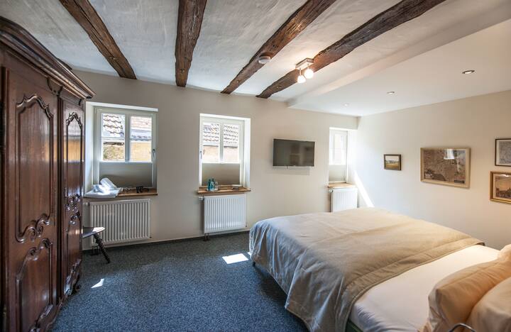 大きなキングサイズベッドとテレビを備えた寝室2