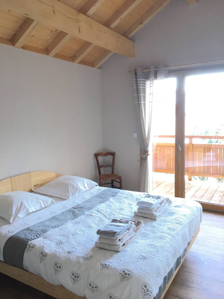Habitación principal de 15 m2 con ducha, cama de 160 cm y gran balcón sur