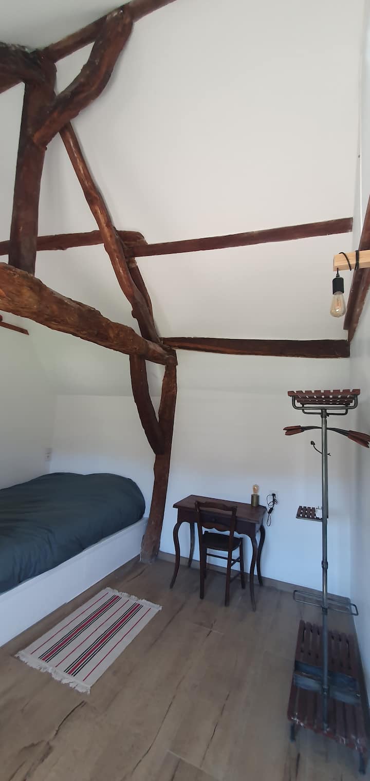 Esta habitación se encuentra en la casita, se trata de una cama de matrimonio.