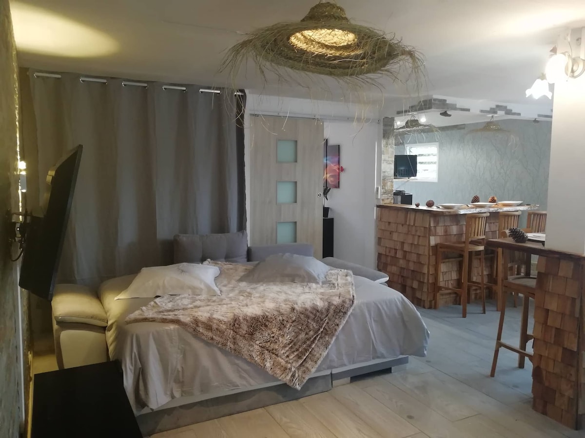 Интериор: помещението е умерено достатъчно за семейство или група пътешественици, които търсят открития