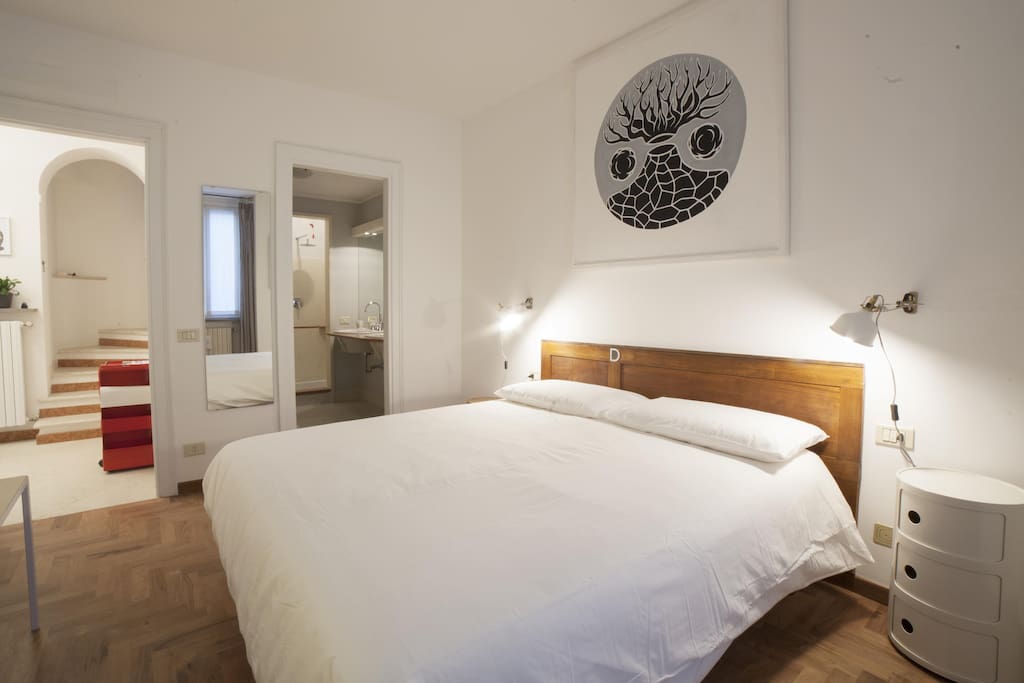 Camera Rebus in bianco con bagno privato