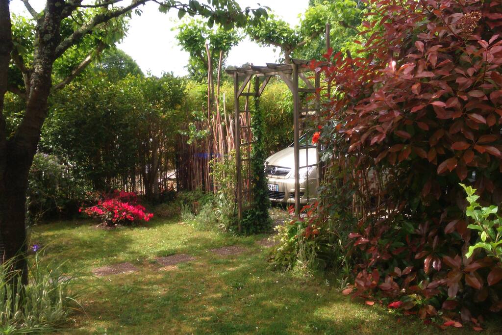 Jardin et vue sur le parking