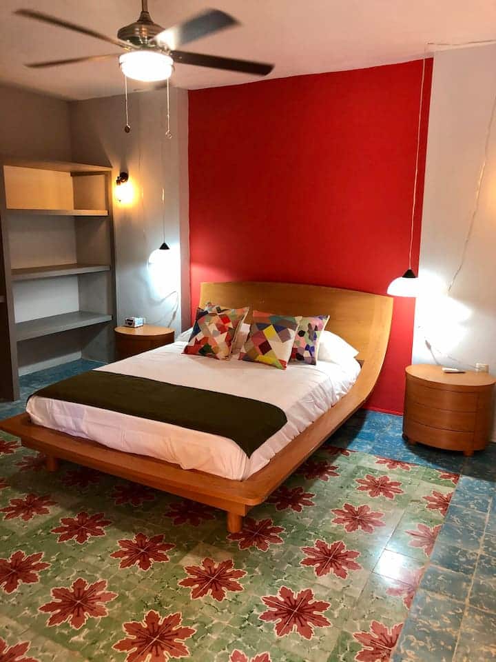 Ова е соба на приземје со брачен кревет (широк 150-179 см), простран плакар и најсовремен клима уред.