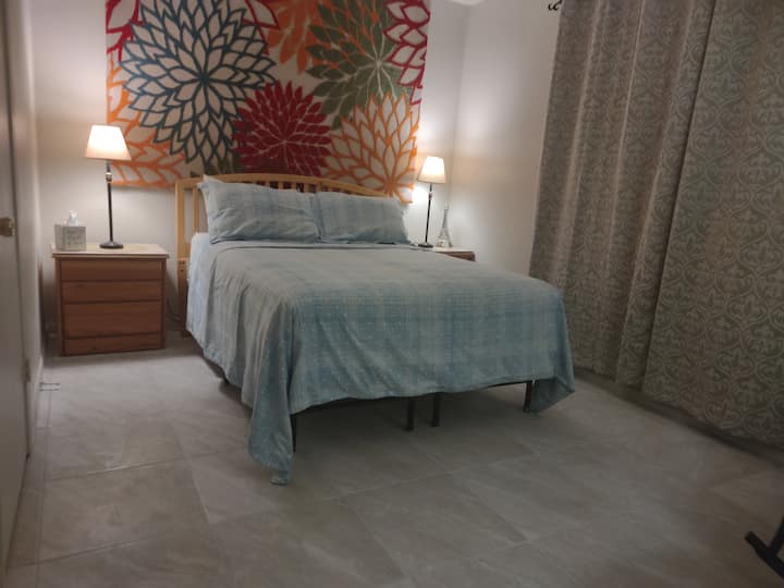 三号卧室配备全尺寸床遮光窗帘、镜子、带桌子的椅子、台灯和风扇。
卧室衣柜里还有额外的毯子和枕头