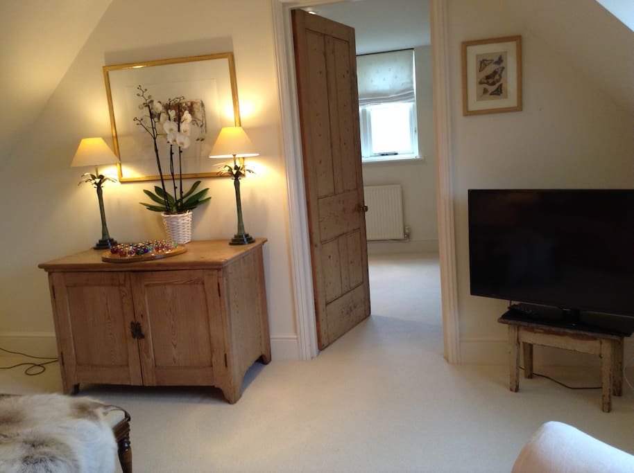 Sitting room has TV