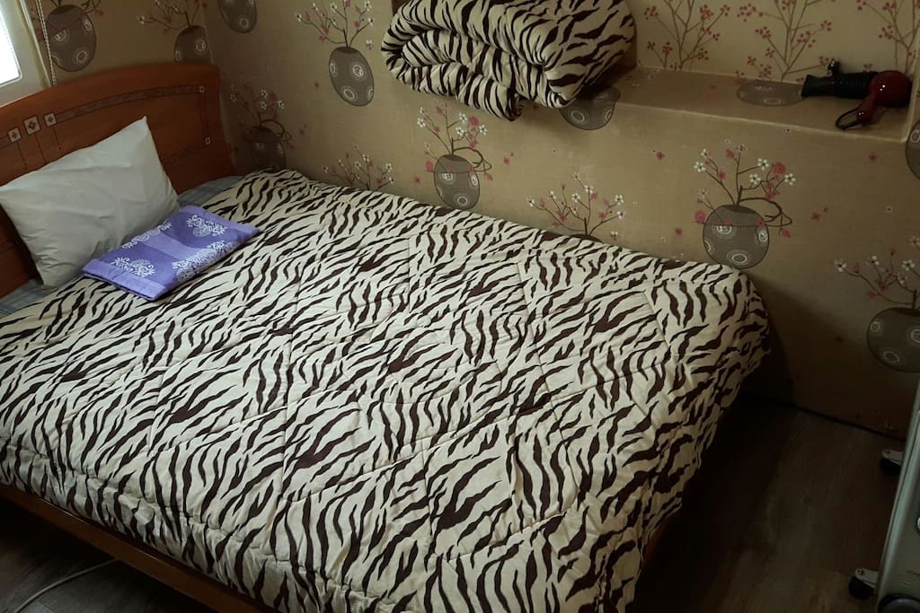 Double bed
Private Single room