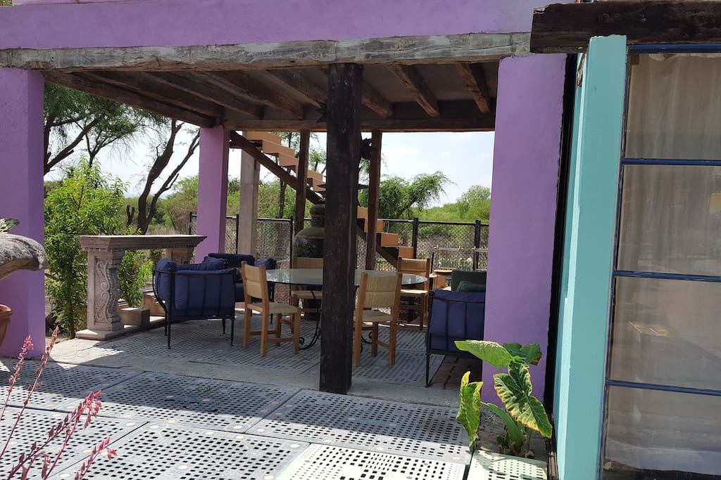 Cómoda terraza que se conecta con la cocina, donde se puede disfrutar un delicioso desayuno o una cerveza bien fría en compañía de la familia.